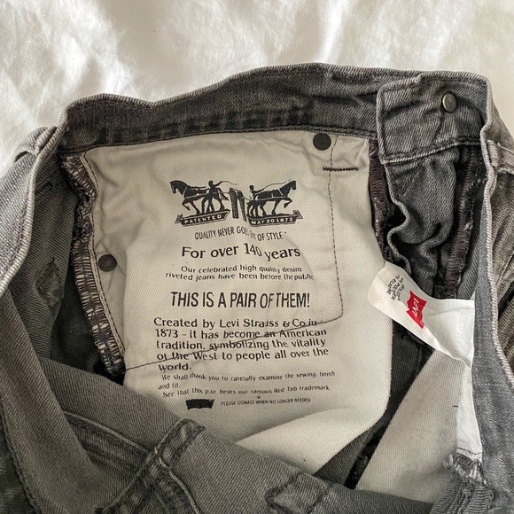 2/$40💜 CLOSET CLEAN OUT: Levi’s shorts - Picture 9 of 10